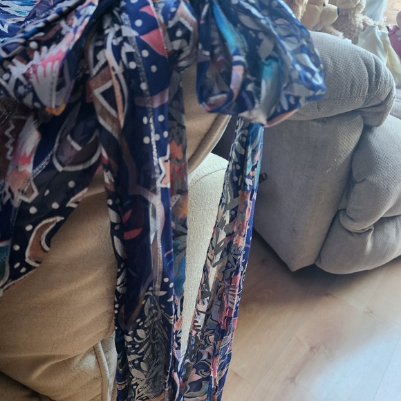 The Silk Farm Beautiful original vintage  blouse with large bow on the shoulder. - Picture 4 of 8